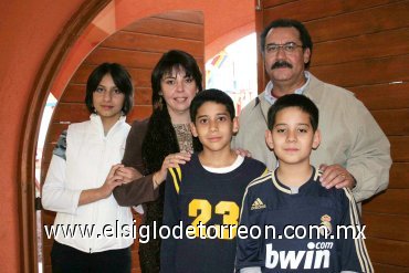 04012008
Laura Aguilera de Casta y Enrique Casta Wong junto con sus hijos Ana Laura, Enrique y Alejandro Casta disfrutaron de la convivencia.