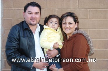 06012008
Omar Castro acompañado de Elizabeth Arroyo y Frida Sofía Castro.