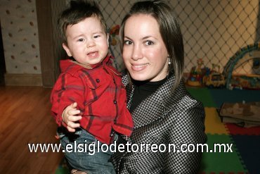 06012008
Claudia Valdés con su hijito Rodrigo.