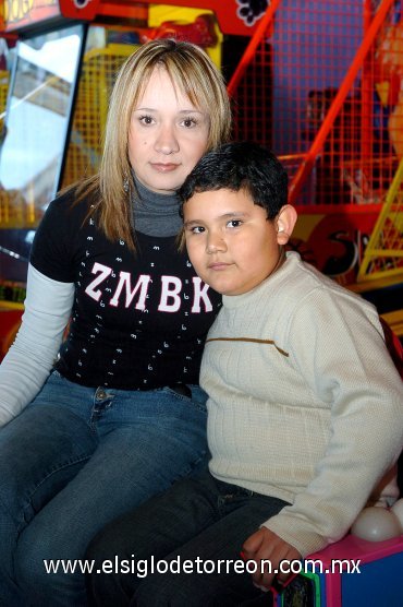 06012008
Miguel Ángel de la Cruz Sánchez con su mamá Cinthia Paola Sánchez Zubiría.