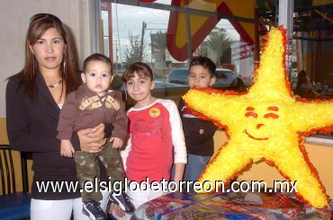 06012008
Verónica de Morato, Isaac Morato y Lupita Morato, acompañaron a Isarel Tulio en su cuarto cumpleaños.