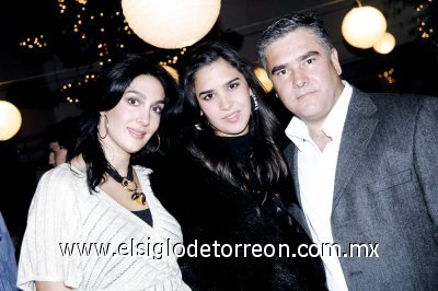 Paulina Veyán Salmón cumple 15 años
Paulina Veyán Salmón con sus papás Chacha Salmón de Veyán y Luis Veyán.