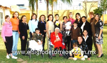 07012008
La festejada junto algunos asistentes a su despedida de soltera.