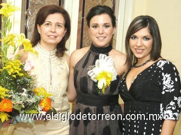 07012008
Nadia Cervantes acompañada de Guillermina Cervantes y Carolina Venegas en su fiesta.