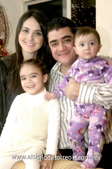 08012008
Maricarmen Rodríguez de Fahur y Jorge Fahur con sus hijas Maricarmen y Luciana Fahur Rodríguez.