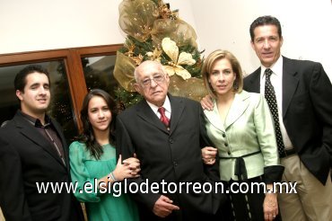 07012007
Alberto y Astrid Allegre Alonso, Enrique Alonso, Alberto Allegre y Juany Alonso de Allegre en su reunión navideña.