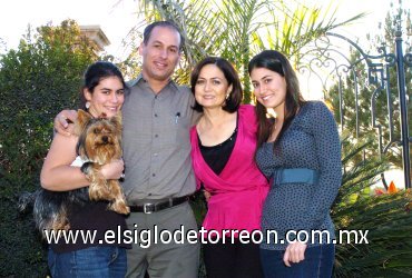 07012007
El festejado acompañado de su esposa Susana y sus hijas Susy y Marián Murra.