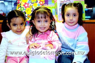 09012008
La festejada acompañada de Andrea Valenzuela y Alejandra Arellano Becerra.