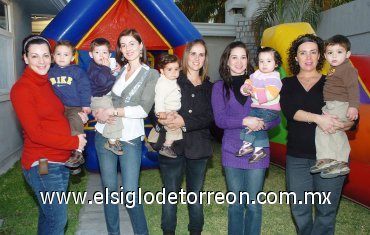 10012008
Cristy Ruiz y Diego, Juliana Texeira y Lucas, Miriam Martínez y Jorge, Ana Viesca y Regina y Cinthia Arredondo y Marcos.