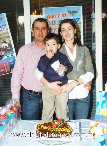 10012008
El festejado junto a sus papás Daniel González García y Juliana Texeira de González.