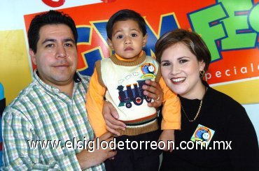 12012008
El pequeño Gustavo junto a sus papás Gustavo Sánchez Morales e Irma Camacho de Sánchez.