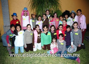 13012008
Ana Paula festejó su décimo cumpleaños con un delicioso pastel y una tarde muy divertida compartiendo con sus amiguitas.