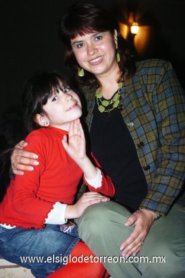 13012008
Anabel Cerda Rivera en compañía de su madre Anabel Rivera.