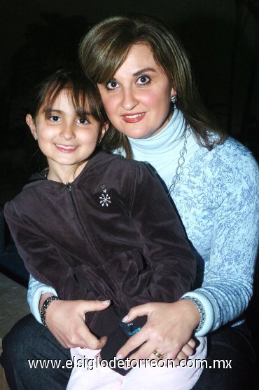 13012008
Elizabeth Díaz de León con su hija Susana, en reciente evento.