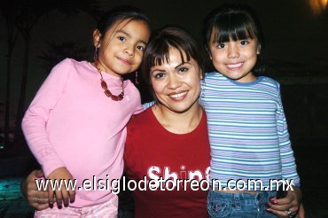 13012008
Monse y Sofía en compañía de su mamá Carmen Huerta.