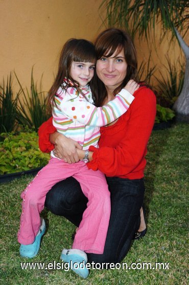 13012008
Sandra González Ortega y Mariana Villarreal González acudieron al festejo de Ana Paula Lechuga.