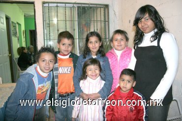 14012008
Diana Laura Arroyo Canizalez cumplió 10 años y lo celebró con una reunión acompañada de Michelle, Andrea, Paola, Fernanda, Oleve y Ángel.