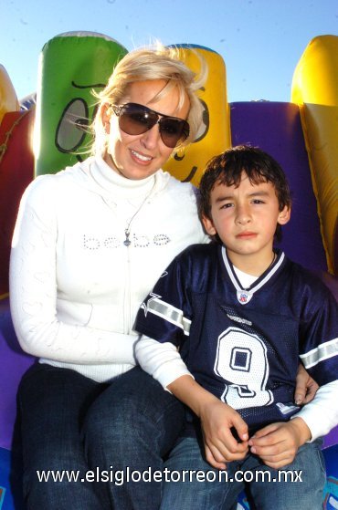 14012008
Georgina González de Maturino con su hijo Jorge Antonio Maturino.