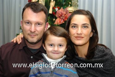 13012008
Joseph, Carmelita y Bill Harrison.