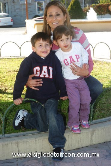 13012008
Claudia Estrada de Contreras con sus hijos Walter y Ana Fer Contreras Estrada.