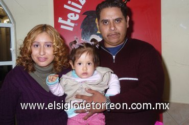 13122008
Sandra Lorena Cordero de Guerrero y Hugo Guerrero, festejaron el primer año de su hija Lorena Dayana, con una piñata.