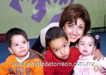 15012008
Marthita, Diego y Emiliano con su abuelita.