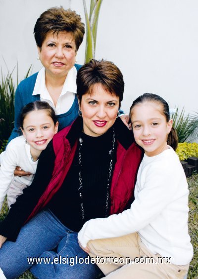 Tres generaciones: Lydia Álvarez de Madrazo, Lydia Marcela Madrazo, Andrea y Regina Estrada Madrazo.
