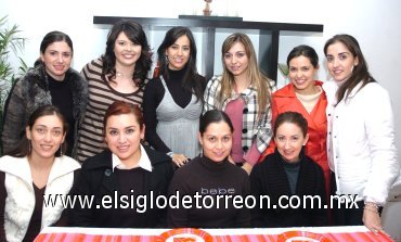 21012008
Julia Peña Payán en su despedida de soltera acompañada por Velina Murra, Karina Ortiz, Judy Hernández, Sophia Martín, Laura Batarse, Sofía Arriola, Myrna Hoyos, Mariam Villalobos y Claudia Hamdan.