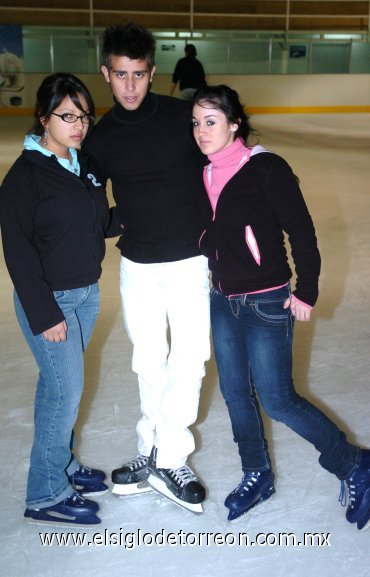 22012008
Mariana Bustos, Agustín Núñez y Thalía Fernández.