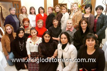 24012008
Cristina en la compañía de Tere, Janeth, Purry, Piña, Almita, Malú, Aída, Silvia, Melisa, Mary, Mayram, Nelly, María Cristina, Rocío, Karen, Conchita, Brígida, Ema, Nena y Liz.