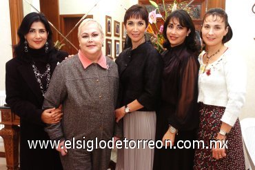 24012008
Cristy y las anfitrionas María Cristina viuda de Beltrán, Brígida, Ema y Conchita.