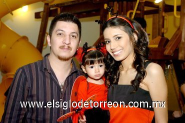 17012008
Dulce Nicole Barrera Villarreal junto a sus papás José Luis Barrera y Dulce de Barrera.