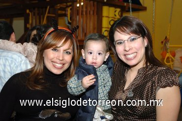 17012008
Johana de Pérez, Santiago Pérez y Paola Villarreal en reciente festejo infantil.