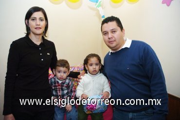 17012008
Natalia Albarrán Sifuentes cumplió cuatro años y los festejó con una reunión organizada por sus papás Vero Sifuentes de Albarrán y Rodrigo Albarrán, y su hermanito Rodrigo.