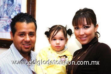 18012008
Gerardo Martínez Espinoza, la pequeña Renatta Martínez Hernández y Artemisa Hernández de Martínez en agradable reunión.