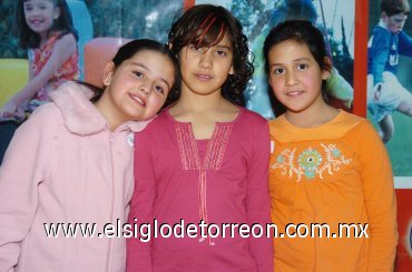 19012008
Cecy con sus amiguitas Pamela y Blanca.