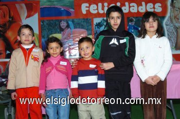19012008
Tamara, Ricardo, Tere y Juan acompañan a Jaimito Rodríguez Salazar el día de su fiesta de cumpleaños.