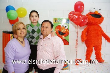23012008
David en la compañía de sus papás María Luz Cabrero de González y Raúl González Vázquez.