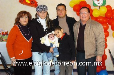 23012008
El festejado acompañado de sus papás Jorge y Élida Robles, y sus abuelitos Manuel Robles y Susana Gallegos.