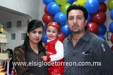 23012008
La festejada acompañada de los organizadores de su fiesta, sus papás Gabriela Ibarra Cisneros y Claudio Rodríguez Ontiveros.