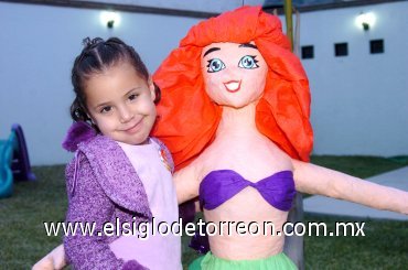 25012008
De la quiebra de la piñata, es de lo que disfrutó más Fernandita.