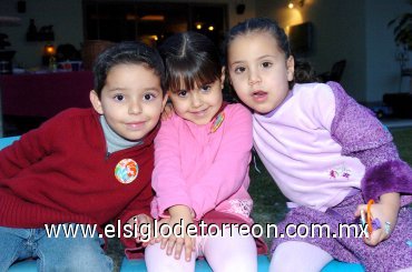 25012008
Diego González y Ángela Bracho acompañaron a Fernanda.