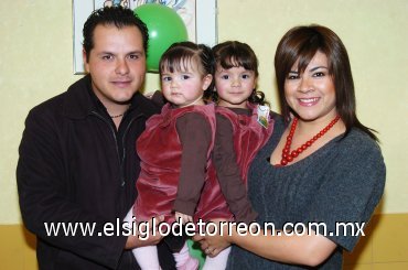 26012008
Con una piñata festejaron a Daniela y Alejandra Martínez Vargas, sus padres Felipe Martínez González y Beatriz Vargas de Martínez.