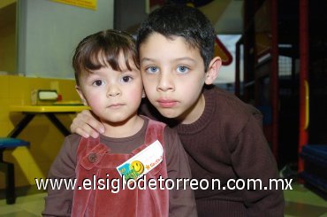 26012008
Daniela con su primo Carlos Alejandro.