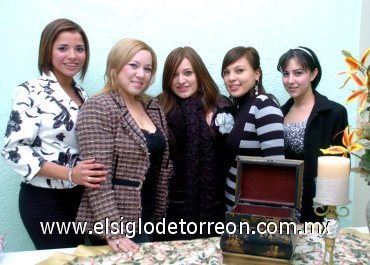 28012008
La festejada junto a un grupo de asistentes a su despedida de soltera.