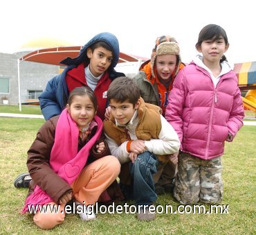 16012008
Fernando Cobián Salmón, Manolo Ruenes Alonso, Mariana Garza Cepeda, Bernardo Ortiz Aranda y Marina Galindo Santillán.