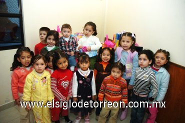 20012008
Natalia Albarrán Sifuentes acompañada  de un grupo de amiguitos que asistieron a su fiesta de cuarto cumpleaños.