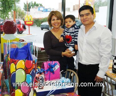 20012008
Rafael Alejandro Martínez fue festejado al cumplir dos años con divertida reunión organizada por su abuelita Irma Medina y su papá Rafael Martínez Medina