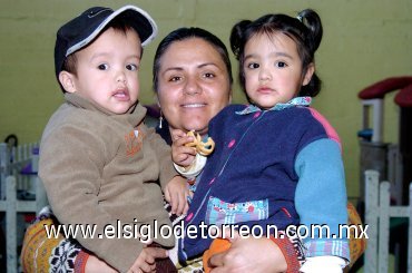 20012008
Santiago, Tere y Aurora, en una fiesta infantil.