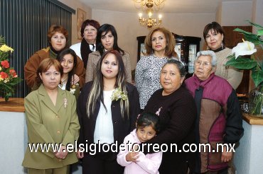 27012008
La futura novia acompañada por algunas de las asistentes a su despedida de soltera.